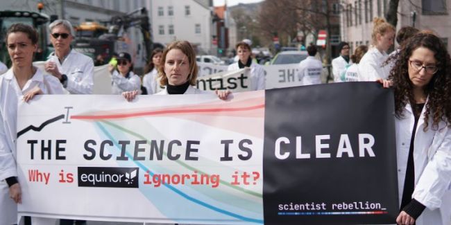 Protestaktion: Scientist Rebellion putzt eine UBS-Fassade am Paradeplatz